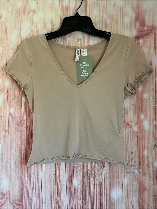 H&M Tops - Divided H&M Tan Rolled Lettuce Raw Hem V Neck Short Sleeve Crop Top Size M NWT